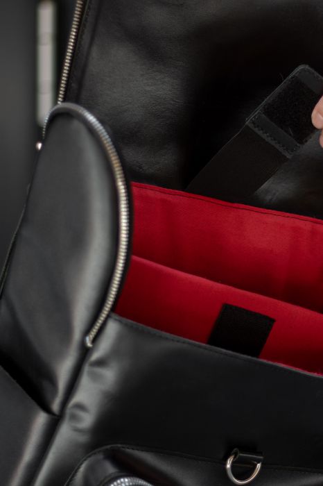 Чорний шкіряний рюкзак RIM з червоною підкладкою