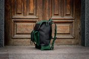 Мужской кожаный рюкзак зеленого и черного цвета